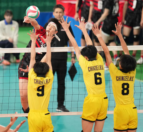 福井工大福井対鎮西　第1セット、スパイクを放つ福井工大福井・堤（撮影・鈴木みどり）