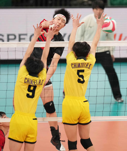 福井工大福井対鎮西　第1セット、スパイクを放つ福井工大福井・堤（撮影・鈴木みどり）