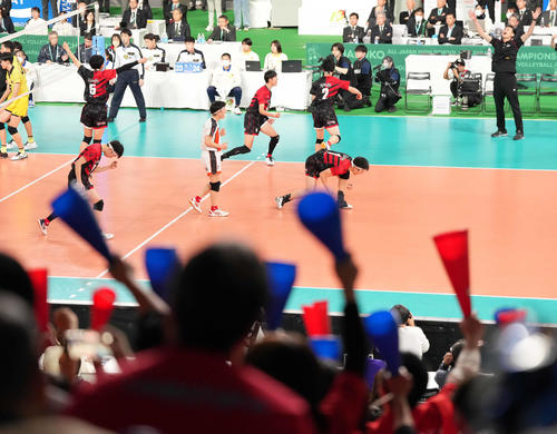 福井工大福井対鎮西　第2セットを取り、喜ぶ福井工大福井の選手たち（撮影・鈴木みどり）