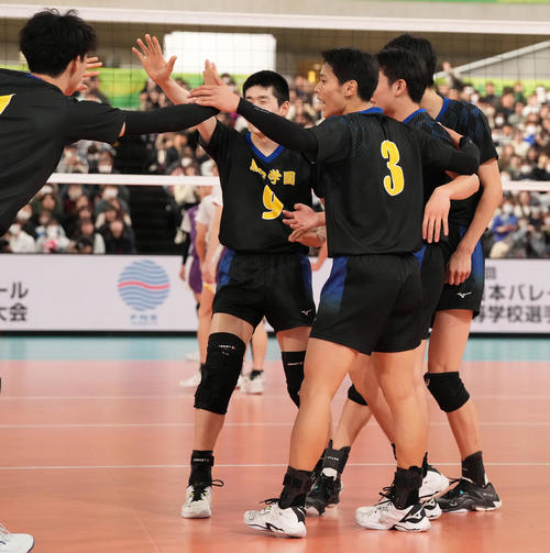 駿台学園対昇陽　昇陽に勝利し決勝進出を決め、タッチを交わす駿台学園・亀岡（中央）（撮影・鈴木みどり）