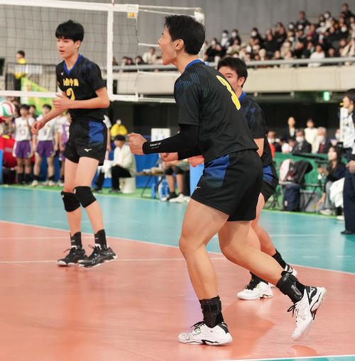 駿台学園対昇陽　昇陽に勝利し決勝進出を決め、ガッツポーズする駿台学園・亀岡（手前）（撮影・鈴木みどり）