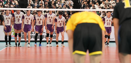 駿台学園に敗れ決勝進出を逃し、浮かない表情の昇陽の選手たち（撮影・鈴木みどり）
