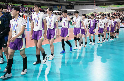 駿台学園に敗れ決勝進出を逃し、浮かない表情の昇陽の選手たち（撮影・鈴木みどり）