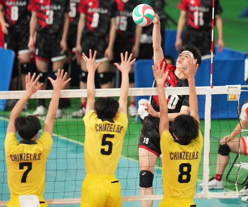 福井工大福井対鎮西　第1セット、スパイクを放つ福井工大福井・能美（撮影・鈴木みどり）