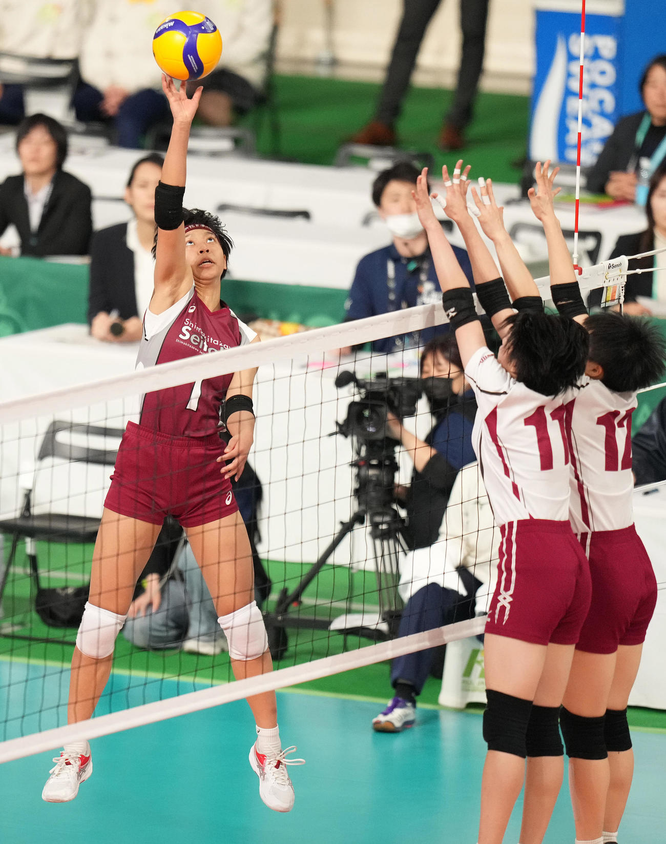旭川実対下北沢成徳　第1セット、スパイクを放つ下北沢成徳・イェーモン（撮影・鈴木みどり）