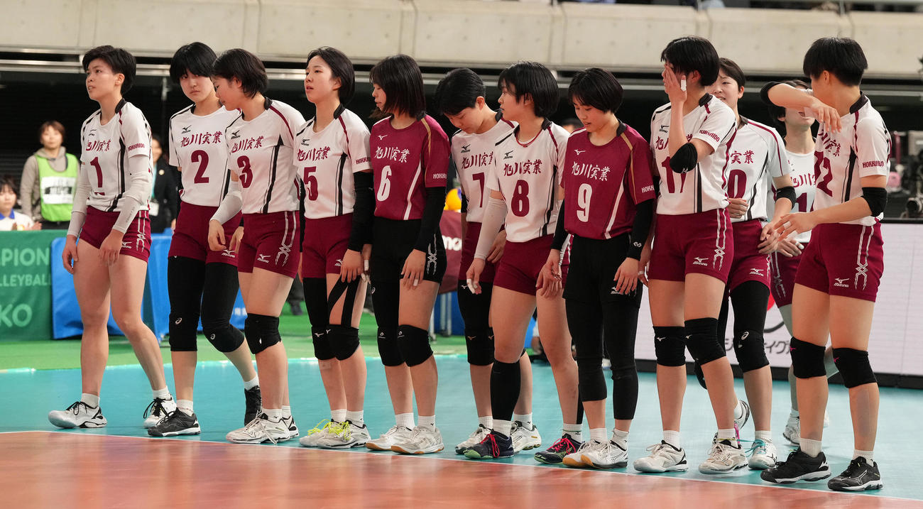 旭川実対下北沢成徳　下北沢成徳に敗れ決勝進出を逃し、浮かない表情の旭川実の選手たち。左は笠井（撮影・鈴木みどり）