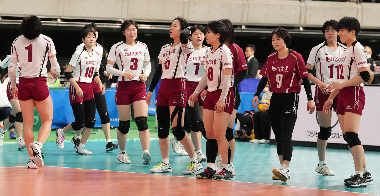旭川実対下北沢成徳　下北沢成徳に敗れ決勝進出を逃し、浮かない表情の旭川実の選手たち（撮影・鈴木みどり）