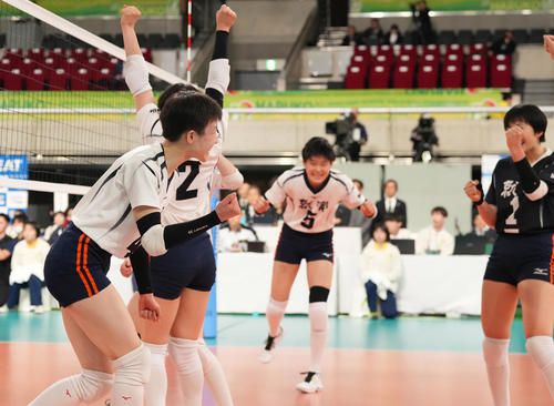 就実対誠英　誠英に勝利し決勝進出を決め、ガッツポーズする就実・福村（左）（撮影・鈴木みどり）