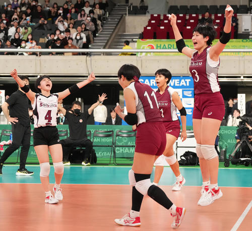 旭川実対下北沢成徳　旭川実に勝利し決勝進出を決め、喜ぶ内沢（左）、イェーモン（右から2人目）ら下北沢成徳の選手たち（撮影・鈴木みどり）