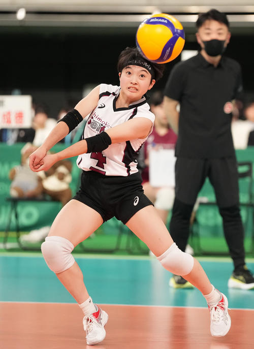 旭川実対下北沢成徳　第3セット、レシーブする下北沢成徳・内沢（撮影・鈴木みどり）