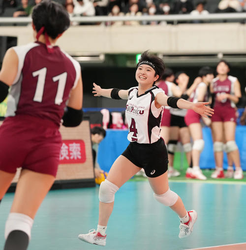 旭川実対下北沢成徳　第3セット、ポイントが入り、両手を広げ喜ぶ下北沢成徳・内沢（撮影・鈴木みどり）