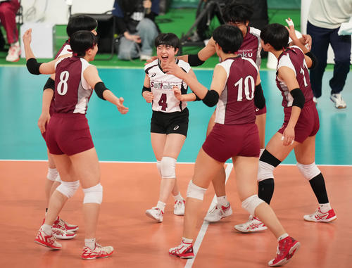 旭川実対下北沢成徳　第1セット、ポイントが入り喜ぶ下北沢成徳・内沢（中央）（撮影・鈴木みどり）