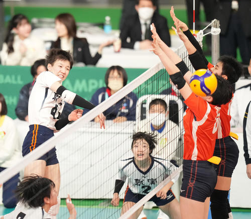 就実対誠英　第2セット、スパイクを放つ就実・福村（撮影・鈴木みどり）