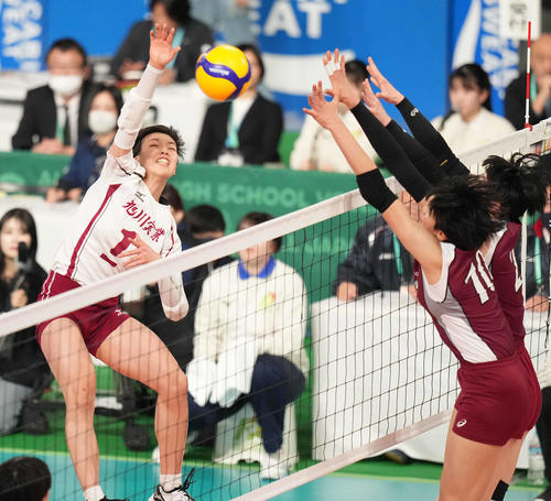 旭川実対下北沢成徳　第2セット、スパイクを放つ旭川実・笠井（撮影・鈴木みどり）