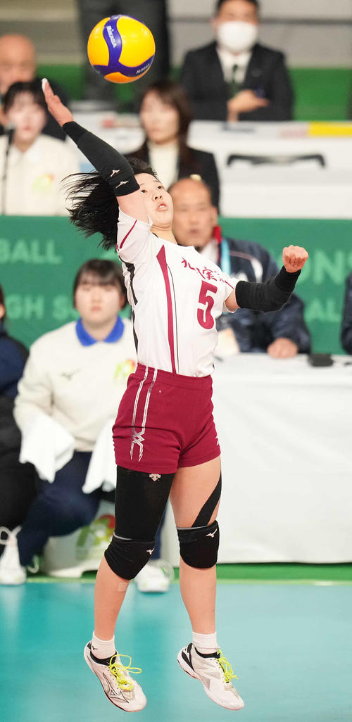 旭川実対下北沢成徳　第2セット、スパイクを放つ旭川実・大庭（撮影・鈴木みどり）