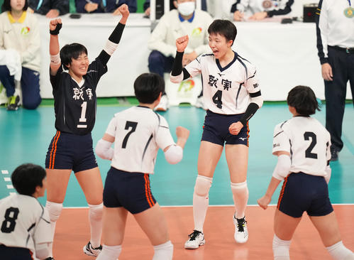 就実対誠英　第2セット、ポイントを奪い喜ぶ就実・福村（右奥）（撮影・鈴木みどり）