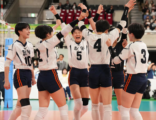 就実対誠英　誠英に勝利し決勝進出を決め、喜ぶ就実の選手たち（撮影・鈴木みどり）