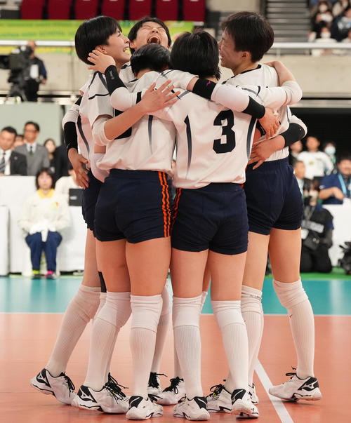 就実対誠英　誠英に勝利し決勝進出を決め、喜ぶ就実の選手たち（撮影・鈴木みどり）