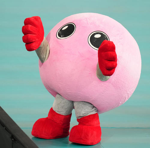 会場を盛り上げるバボちゃん（撮影・鈴木みどり）