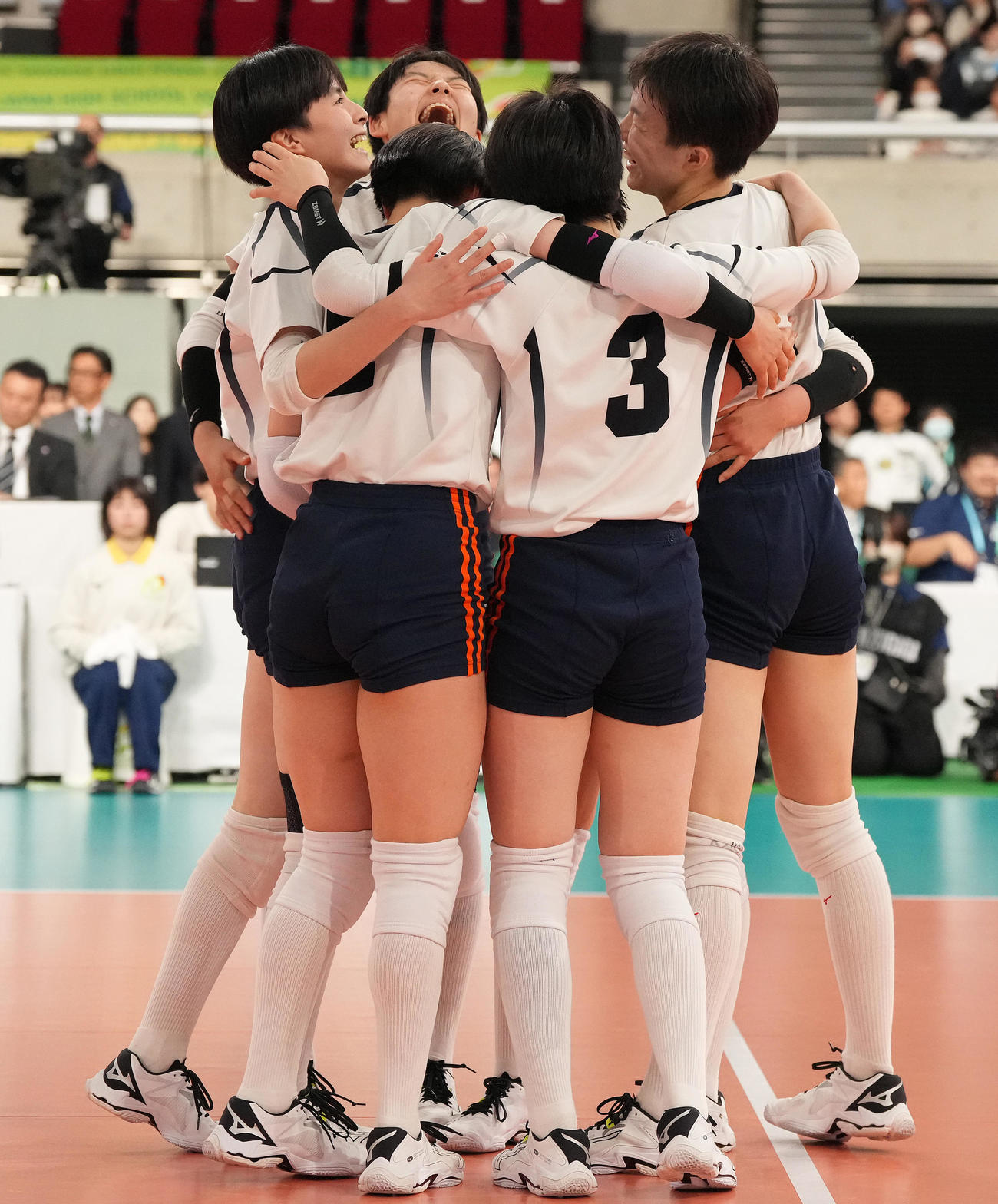 就実対誠英　誠英に勝利し決勝進出を決め、喜ぶ就実の選手たち（撮影・鈴木みどり）