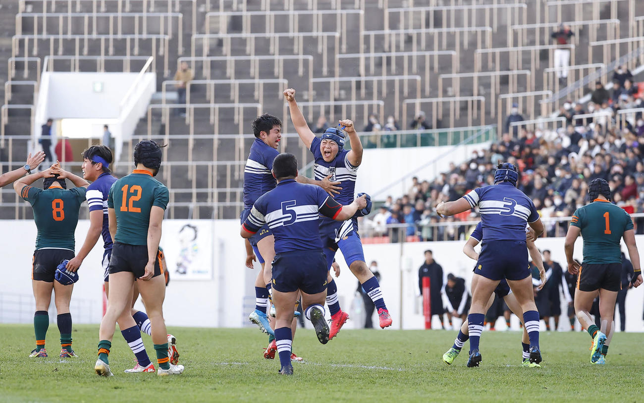 桐蔭学園対東福岡　優勝を決め、喜ぶ桐蔭学園フィフティーン（撮影・藤尾明華）