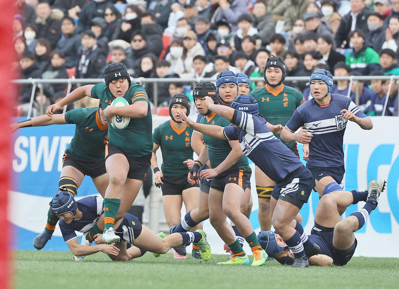 桐蔭学園対東福岡　前半、ボールを持って突進する東福岡プロップ茨木（撮影・上田博志）