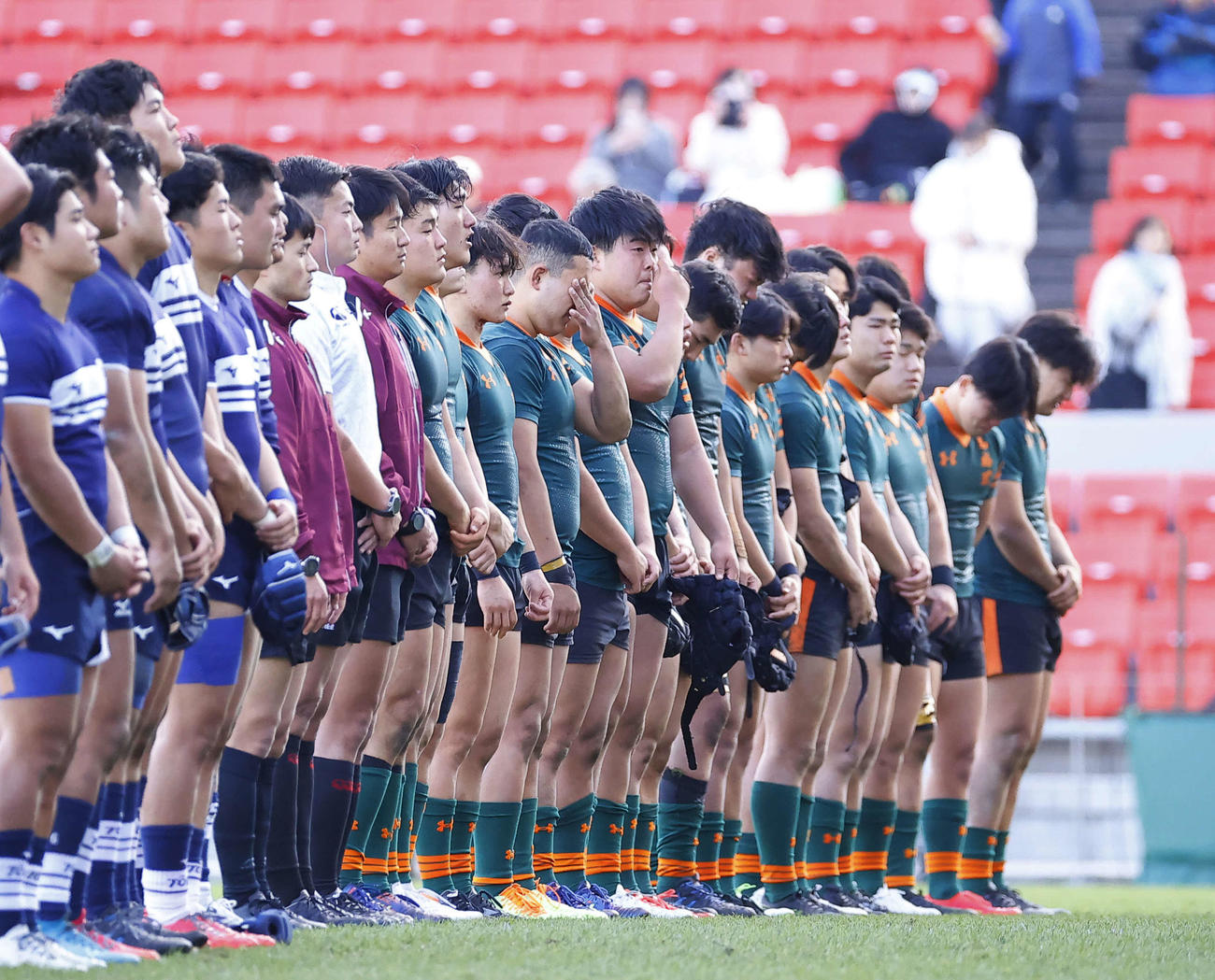 桐蔭学園対東福岡　表彰式で整列する東福岡フィフティーン（右）（撮影・藤尾明華）