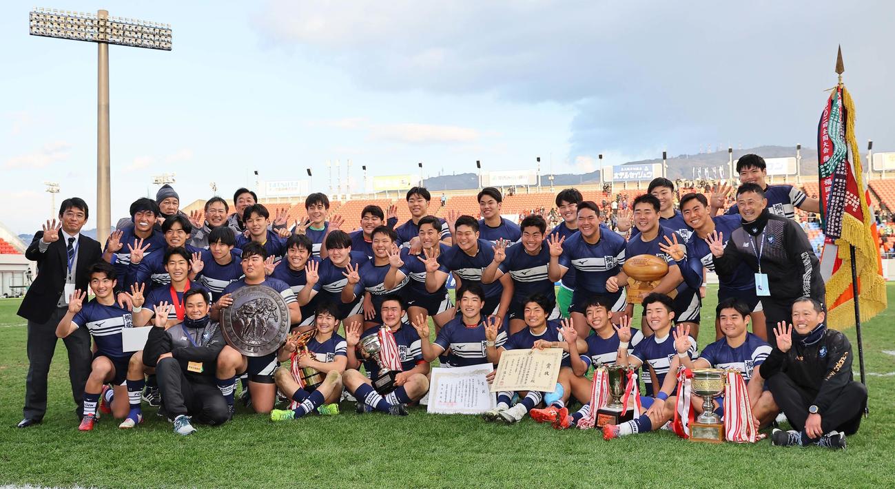 桐蔭学園対東福岡　優勝した桐蔭学園フィフティーンは笑顔でポーズを決める。左は藤原監督（撮影・上田博志）