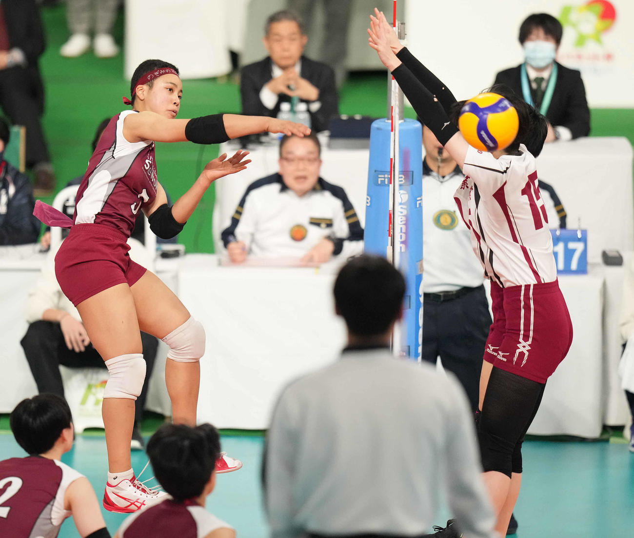 旭川実対下北沢成徳　第1セット、スパイクを放つ下北沢成徳・後藤（撮影・鈴木みどり）