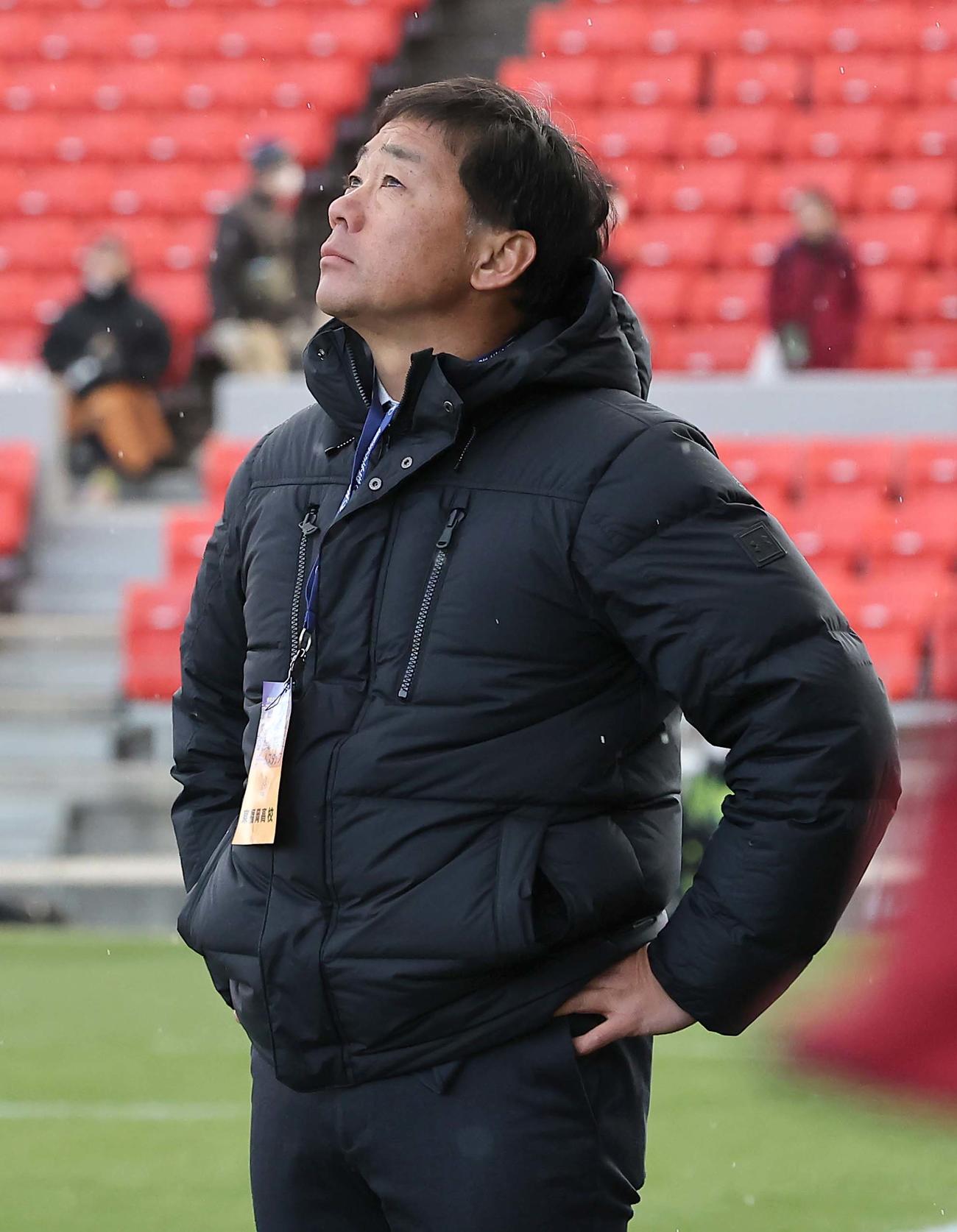 桐蔭学園対東福岡　惜しくも連覇を逃し曇天の空を見上げる東福岡・藤田監督（撮影・上田博志）