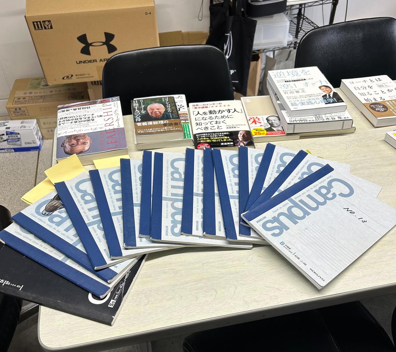 東福岡・藤田監督がコーチ時代からメモをしたためてきた15冊のノート（撮影・佐藤究）