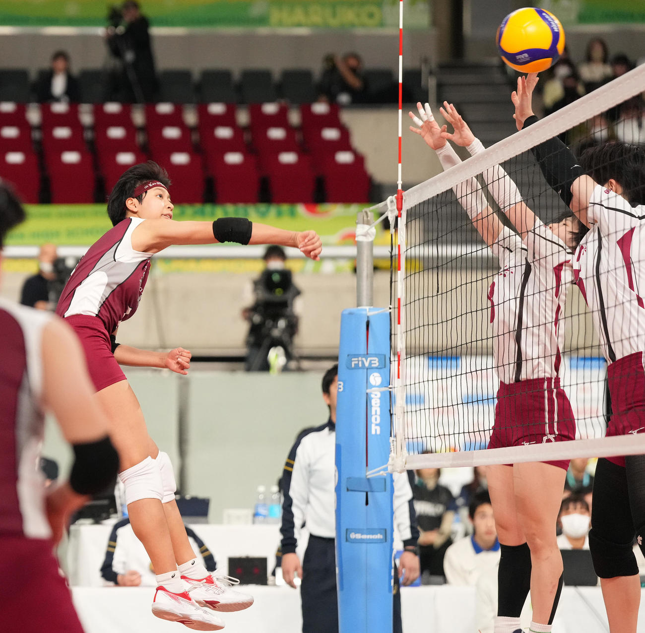 旭川実対下北沢成徳　第3セット、スパイクを放つ下北沢成徳・イェーモン（撮影・鈴木みどり）