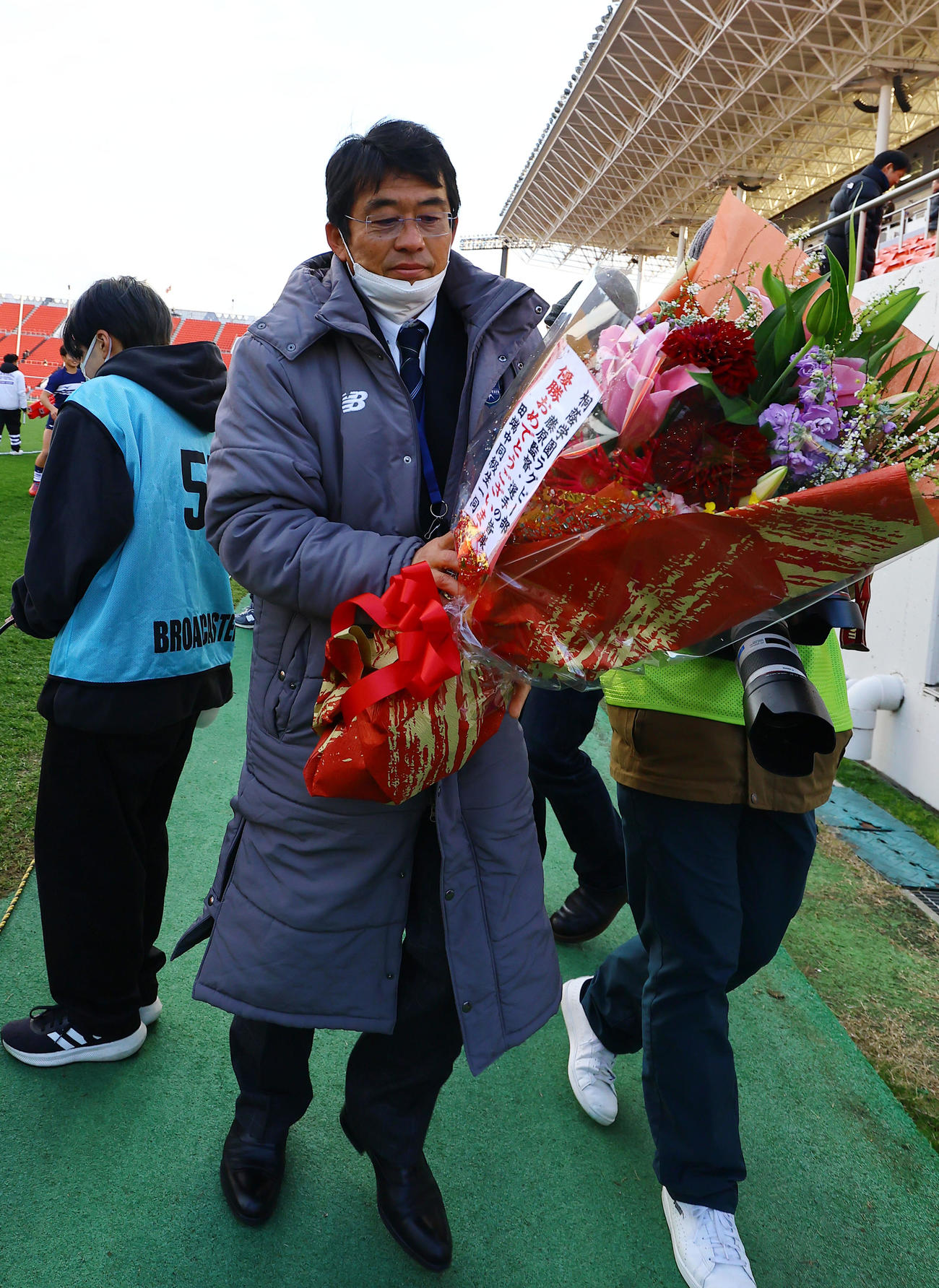 桐蔭学園対東福岡　優勝を飾り、スタンドから花束を贈られた桐蔭学園藤原監督（撮影・藤尾明華）