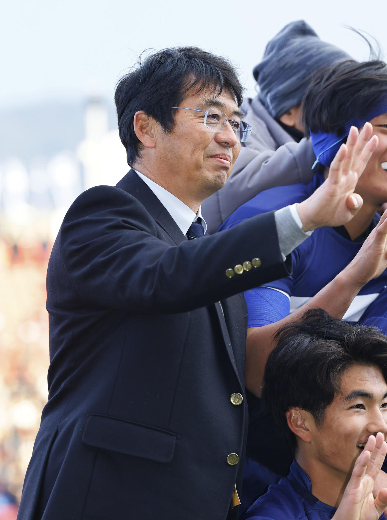 桐蔭学園対東福岡　笑顔で記念写真に納まる桐蔭学園藤原監督（撮影・藤尾明華）