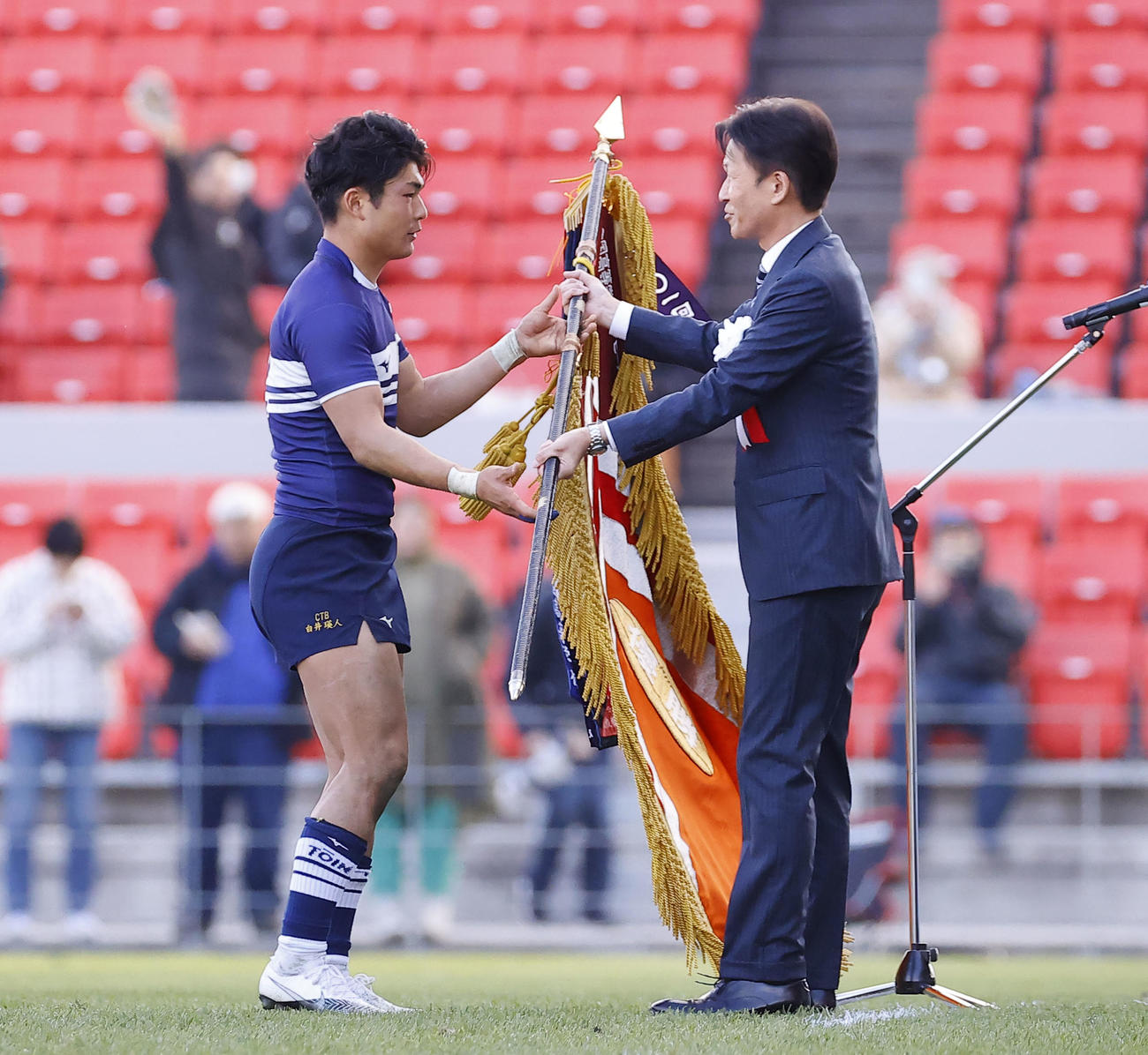 桐蔭学園対東福岡　優勝旗を贈られる桐蔭学園白井（撮影・藤尾明華）