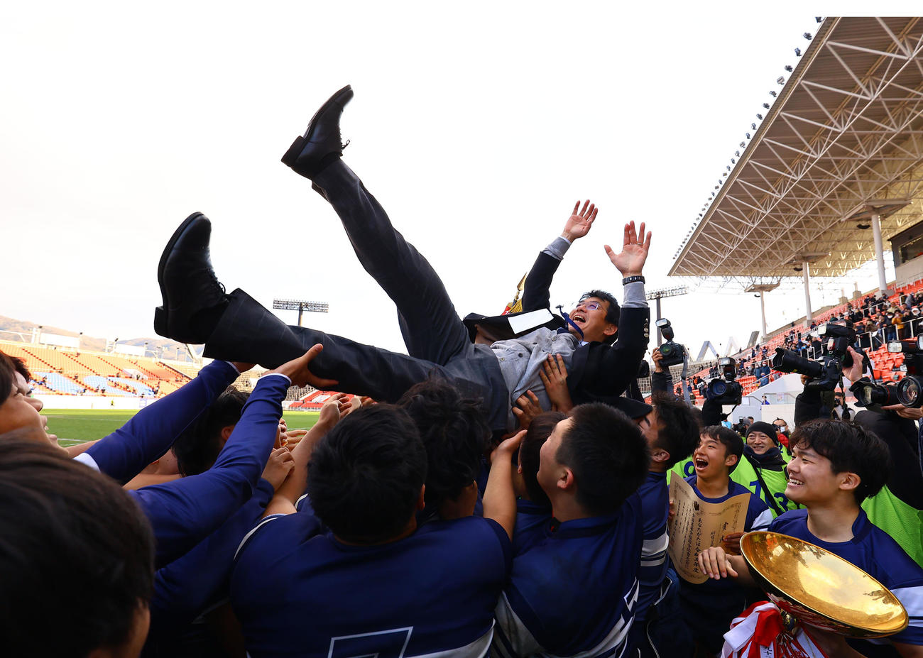 桐蔭学園対東福岡　優勝し、胴上げされる桐蔭学園藤原監督（撮影・藤尾明華）