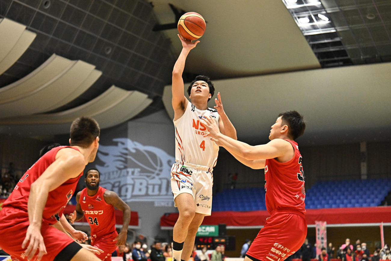第3Q、シュートを狙う新潟高橋（C）B．LEAGUE