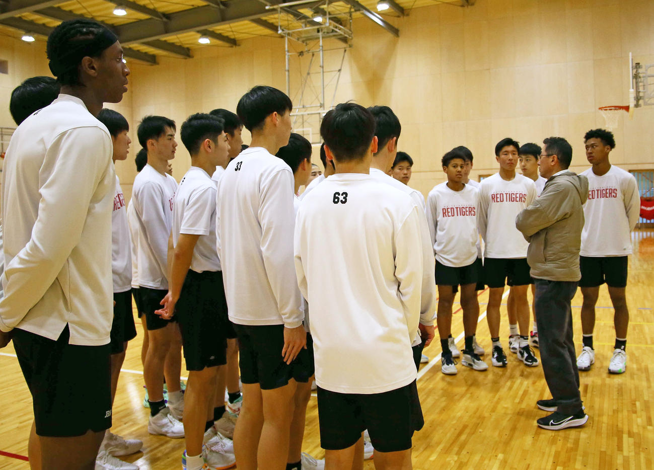 選手を集めた富樫監督（右から2人目）が主将の名を2人告げた