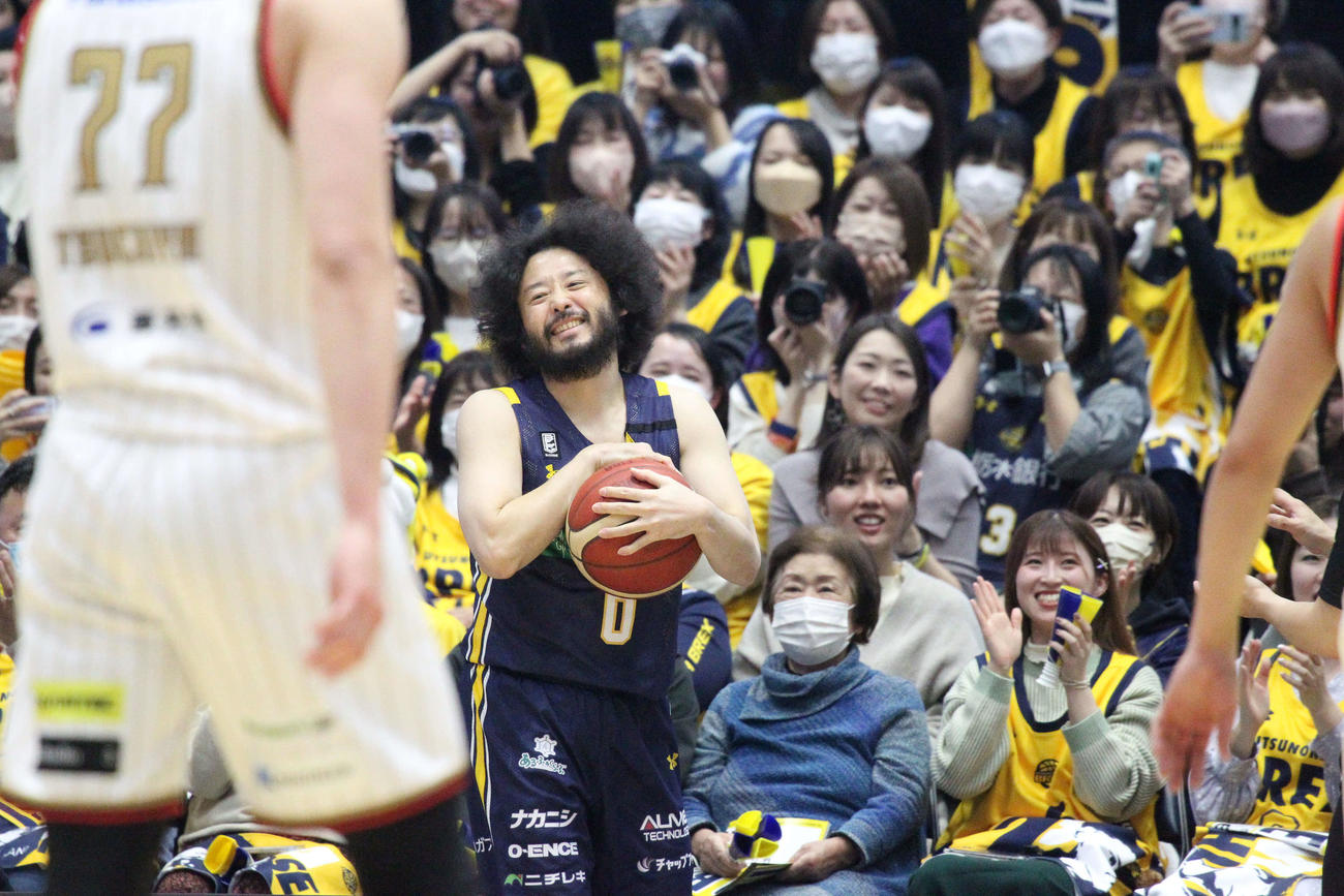 宇都宮対大阪　ボールを抱いてうれしそうな宇都宮田臥勇太。レジェンドの登場にブレックスファンもうれしそう（撮影・沢田啓太郎）