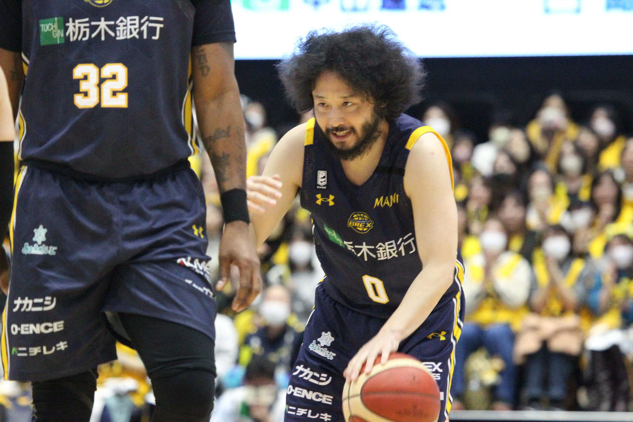 宇都宮対大阪　笑顔を見せながらドリブルする宇都宮の田臥勇太（撮影・沢田啓太郎）