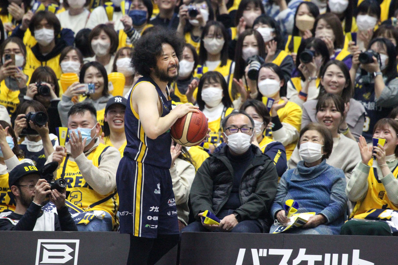宇都宮対大阪　楽しそうにプレーする宇都宮田臥勇太。レジェンドの登場にブレックスファンもうれしそう（撮影・沢田啓太郎）
