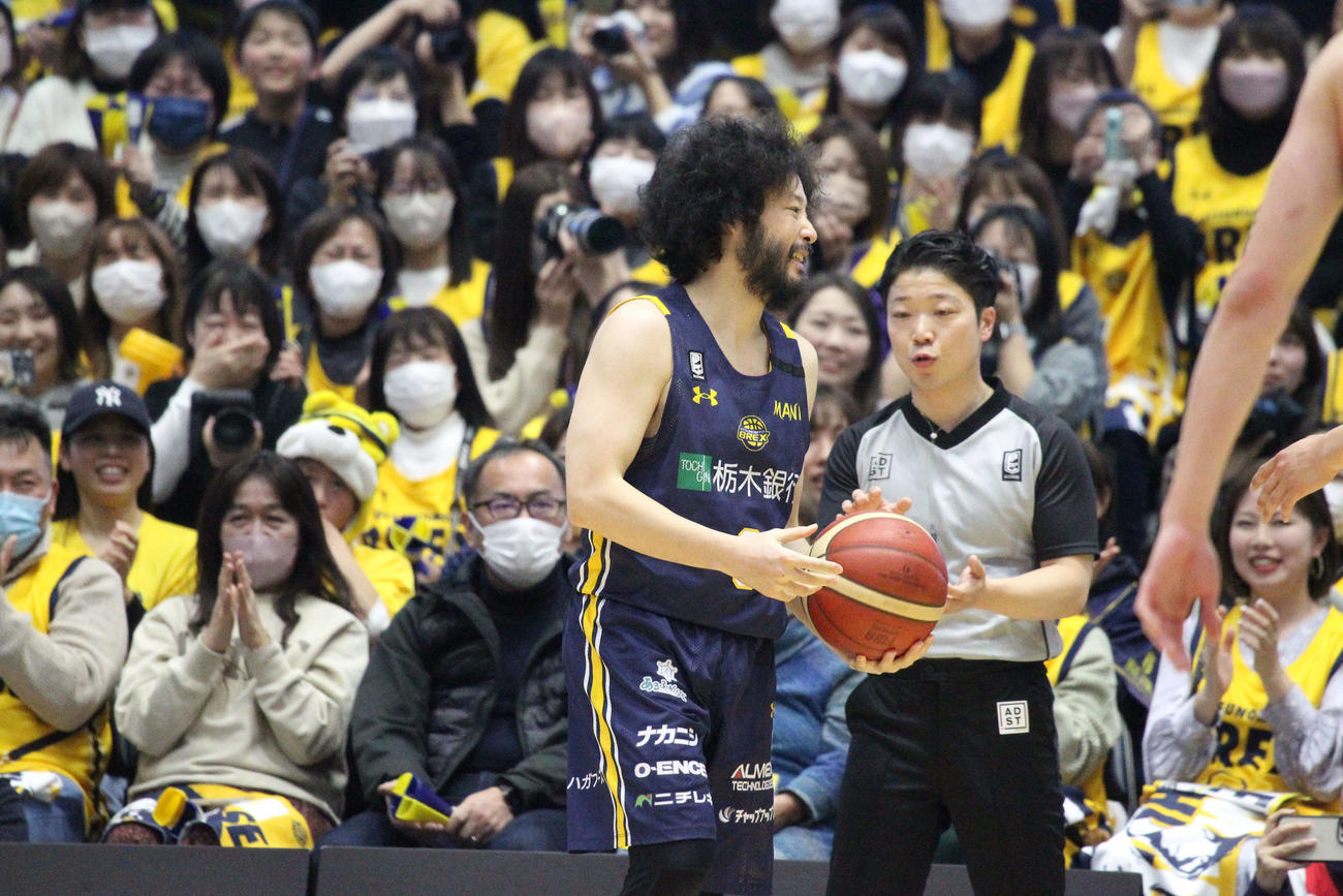 宇都宮対大阪　田臥勇太登場に喜ぶブレックスファン（撮影・沢田啓太郎）