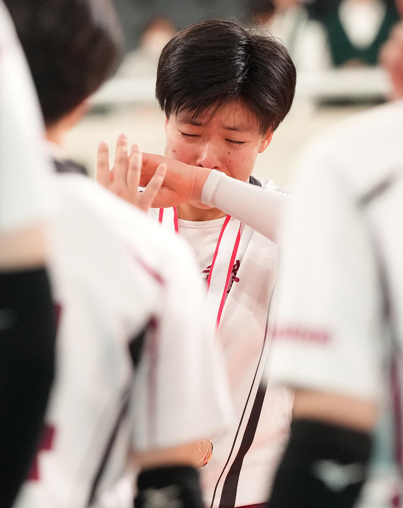 旭川実対下北沢成徳　下北沢成徳に敗れ決勝進出を逃し、涙する旭川実・笠井（撮影・鈴木みどり）