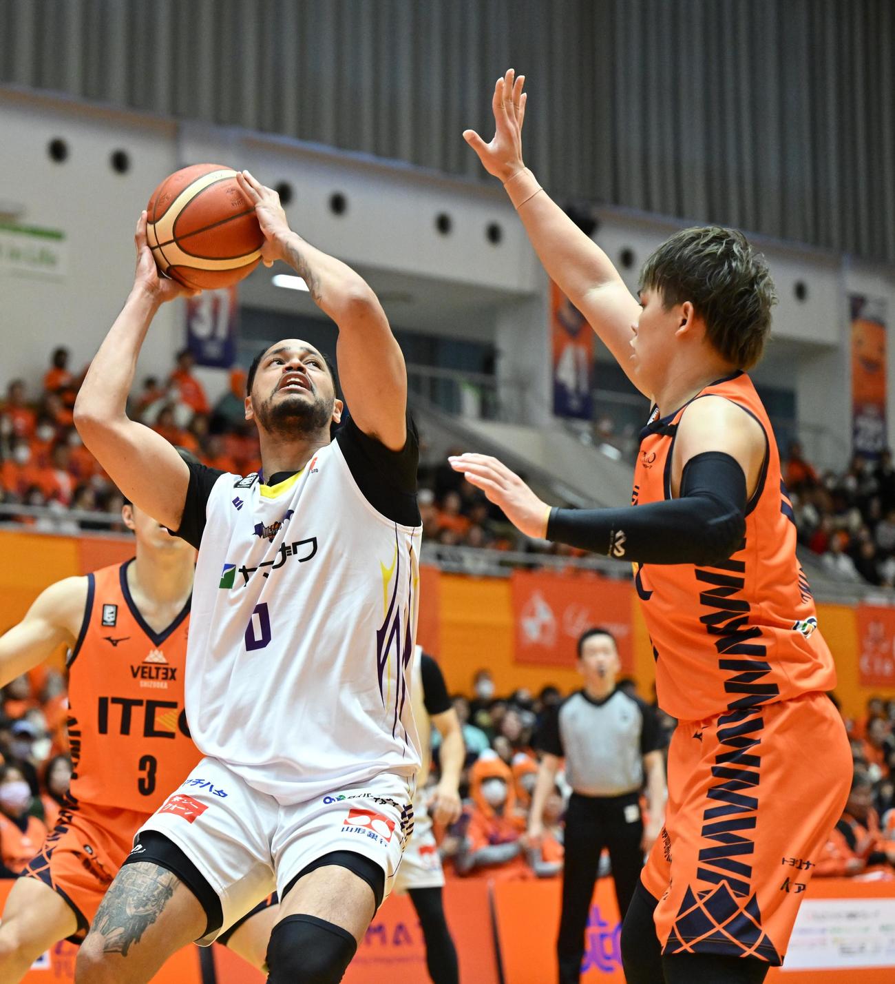 第3Q、シュートを狙う山形アダムス（C）B．LEAGUE