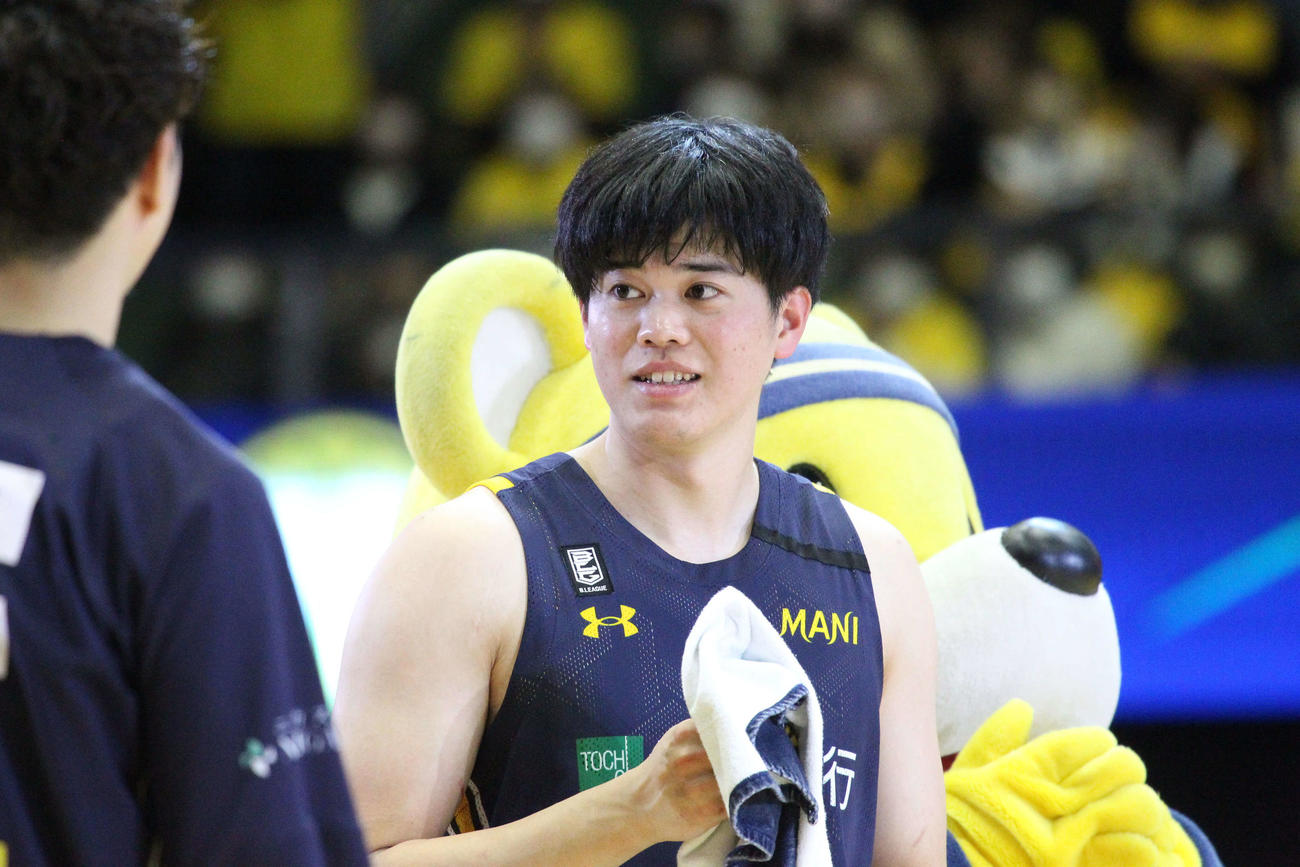 宇都宮対大阪　試合後のヒーローインタビューで仲間にマイクの持ち方を指摘された宇都宮の村岸航。初々しい26歳ルーキーです（撮影・沢田啓太郎）