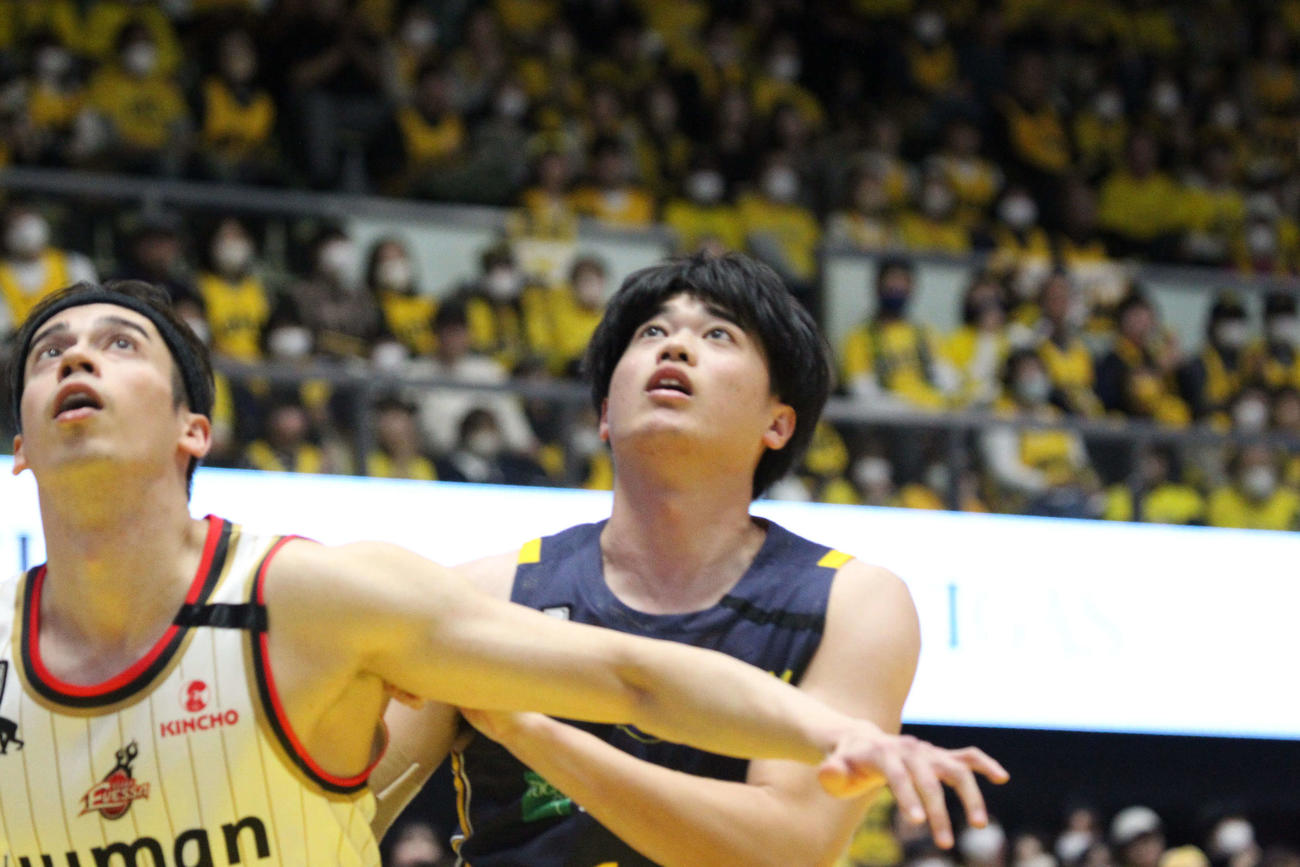 宇都宮対大阪　ゴール下でリバウンドを争う宇都宮の村岸航（撮影・沢田啓太郎）