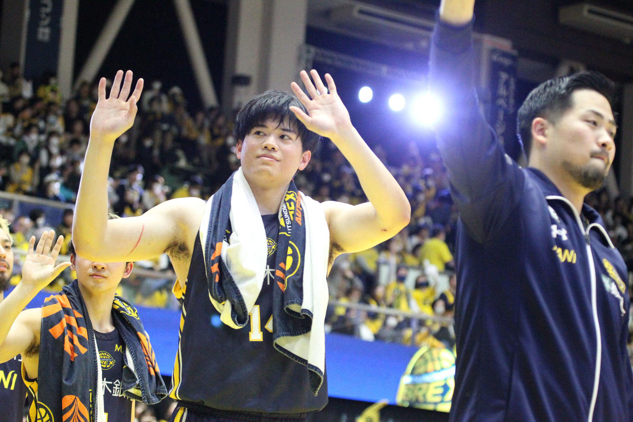 宇都宮対大阪　勝利に貢献し、充実した表情で場内一周のあいさつを行う宇都宮の村岸航（撮影・沢田啓太郎）