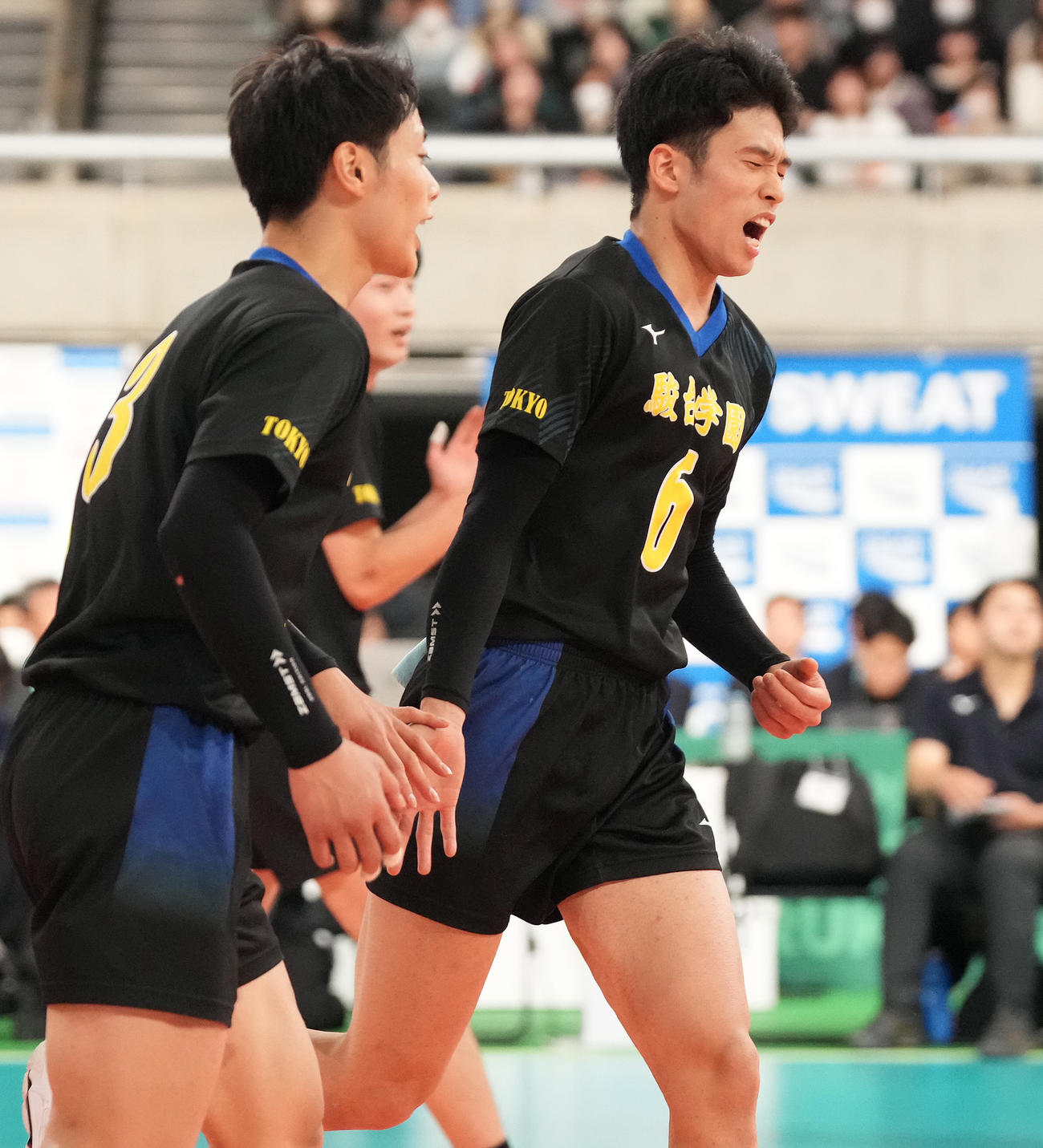 第3セット、ポイントを奪いガッツポーズする駿台学園・三宅雄（撮影・鈴木みどり）