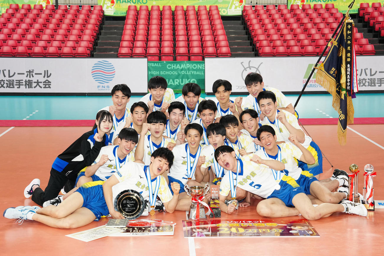 男子優勝で記念写真に納まる駿台学園の選手たち（撮影・江口和貴）