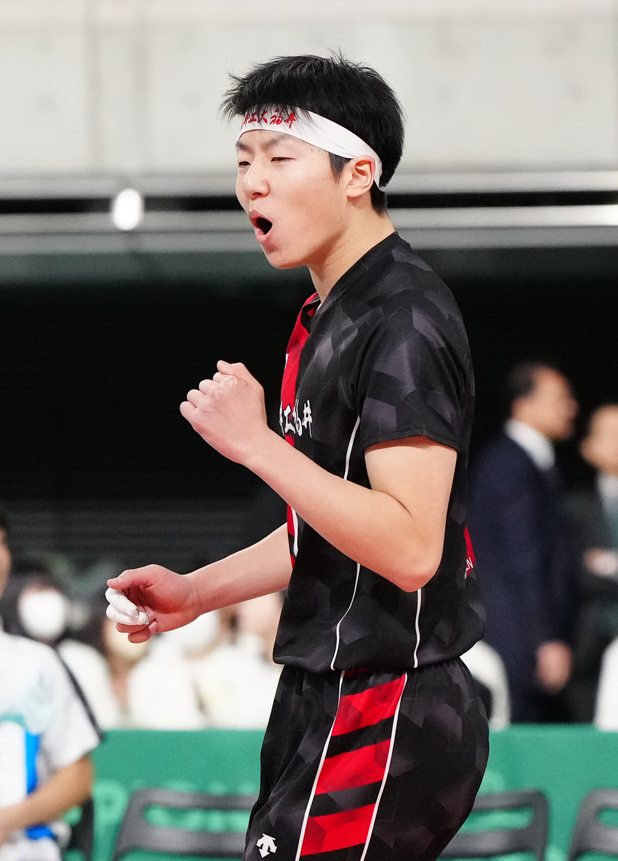 駿台学園対福井工大福井　第1セット、ポイントを奪いガッツポーズの福井工大福井・堤（撮影・江口和貴）